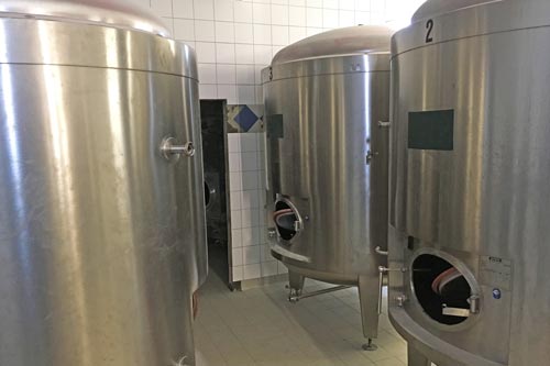 Wassergekühlte Edelstahltanks für das Bier werden in die neu gefliesten Lagerräume eingebaut.